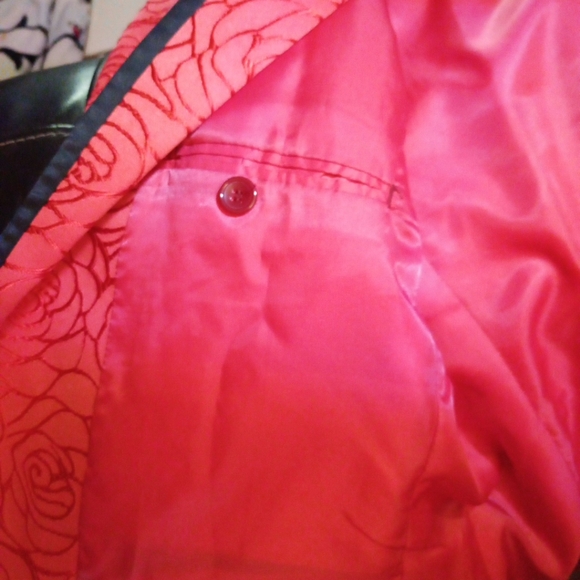 Men's Red Roses Pattern Tuxedo - Picture 6 of 7